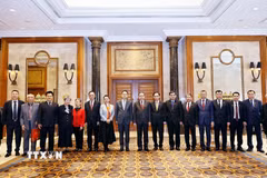 Chủ tịch Quốc hội Trần Thanh Mẫn với các nhân sỹ hữu nghị Trung Quốc. (Ảnh: Doãn Tấn/TTXVN)