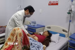 Bác sỹ kiểm tra sức khỏe cho bệnh nhân bị ngộ độc thực phẩm ở Quảng Ngãi. (Ảnh: Đinh Hương/TTXVN)