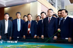 Thủ tướng Lê Minh Hưng xem quy hoạch tỉnh Hưng Yên thời kỳ 2021-2030, tầm nhìn đến năm 2050. (Ảnh: Dương Giang/TTXVN)