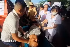 Được sự hỗ trợ của lực lượng Cảnh sát giao thông, bệnh nhân đã được đưa đến bệnh viện kịp thời. (Ảnh: TTXVN phát)