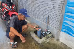 Ông Huỳnh Tài, 71 tuổi, bức xúc cho rằng nước thường trào ngược tại hố ga mỗi khi giờ cao điểm. (Ảnh: Sỹ Thắng/ TTXVN)