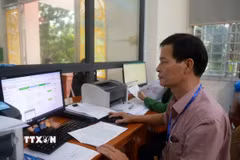 Cán bộ Tư pháp-Hộ tịch Ủy ban Nhân dân Phường 2, thành phố Tuy Hòa giải quyết thủ tục hành chính cho công dân. (Ảnh: Xuân Triệu/TTXVN)