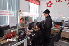 Người dân làm thủ tục tại Trung tâm phục vụ hành chính công phường 1 Bảo Lộc (Lâm Đồng). (Ảnh: Kha Phạm/TTXVN)