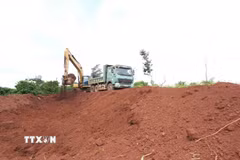 Dự án cao tốc Bảo Lộc-Liên Khương (khu vực Bảo Lộc-Đà Lạt, Lâm Đồng) có nhu cầu rất lớn về đất đắp, vật liệu san lấp với tổng khối lượng hàng triệu tấn. (Ảnh: Nguyễn Dũng/TTXVN)