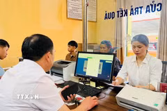 Người dân đến làm thủ tục hành chính được cán bộ Trung tâm Phục vụ hành chính công xã Púng Luông (Lào Cai) hỗ trợ tận tình. (Ảnh: Tuấn Anh/TTXVN)