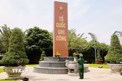 Trung úy Nguyễn Đức Thọ tưởng nhớ các đồng đội đã ngã xuống trong trận đánh cầu Rạch Chiếc. (Ảnh: Hồng Giang/TTXVN)