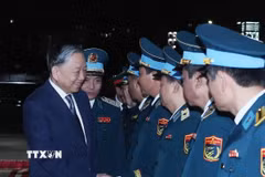 Tổng Bí thư Tô Lâm với lãnh đạo Bộ Quốc phòng và Quân chủng Phòng không-Không quân. (Ảnh: Thống Nhất/TTXVN)