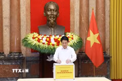 Chủ tịch nước Lương Cường quyên góp, ủng hộ đồng bào khắc phục hậu quả cơn bão số 10. (Ảnh: Lâm Khánh/ TTXVN)