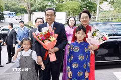 Chủ tịch Quốc hội Trần Thanh Mẫn và Phu nhân gặp gỡ cán bộ Đại sứ quán và cộng đồng người Việt Nam tại Hàn Quốc. (Ảnh: Doãn Tấn/TTXVN)