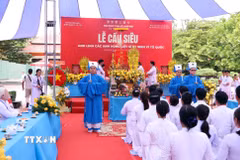 Quang cảnh lễ cầu siêu các Anh hùng liệt sỹ tại Công viên Lê Thị Riêng. (Ảnh: Xuân Khu/TTXVN)