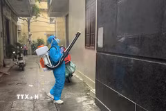 Nhân viên y tế xử lý ổ dịch tại tổ dân phố Đinh Tiên Hoàng, phường Hồng Bàng, thành phố Hải Phòng. (Ảnh: TTXVN phát)