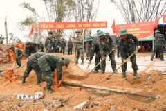 Cán bộ, chiến sỹ Quân khu 5 khẩn trương xây dựng nhà ở mới cho người dân Đắk Lắk. (Ảnh: Tường Quân/TTXVN)