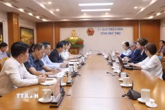 Chiều 20/8/2026, ông Quách Tất Liêm, Phó Chủ tịch Ủy ban Nhân dân tỉnh Phú Thọ chủ trì buổi làm việc với Đoàn công tác Ngân hàng Tái thiết Đức (KfW) về tình hình triển khai Dự án Hệ thống thoát nước và xử lý nước thải thành phố Hòa Bình sử dụng nguồn vốn ODA vay KfW - Cộng hòa Liên bang Đức. (Ảnh: Thu Hương/TTXVN)