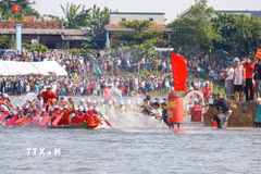 Không khí sôi động tại Lễ hội đua thuyền truyền thống trên sông Kiến Giang (Quảng Trị). (Ảnh: TTXVN phát)