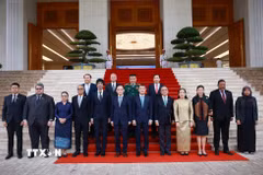 Thủ tướng Lê Minh Hưng với Đại sứ các nước ASEAN tại Việt Nam. (Ảnh: Dương Giang/TTXVN)