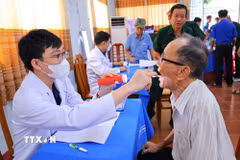 Người dân trên địa bàn xã Bình Minh, thành phố Đồng Nai tham gia chương trình khám sức khỏe toàn dân. (Ảnh: Lê Xuân/TTXVN)