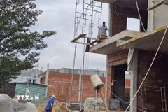 Người dân tất bật thi công nhà cửa tại khu tái định cư. (Ảnh: Đình Quân/TTXVN)