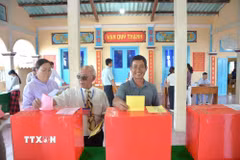 Cử tri đặc khu Phú Quý (Lâm Đồng) nô nức khí thế và phấn khởi tham gia vào ngày hội lớn. (Ảnh: Nguyễn Thanh/ TTXVN)