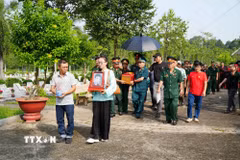 Hội Hỗ trợ gia đình liệt sỹ thành phố Đồng Nai phối hợp với Sở Nội vụ thành phố, Hội Cựu chiến binh và thân nhân gia đình liệt sỹ Trần Hữu Quân thực hiện di quách, tiễn đưa liệt sỹ về an táng tại quê hương. (Ảnh: Lê Xuân/TTXVN)