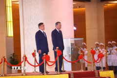 Tổng Bí thư, Chủ tịch nước Tô Lâm và Nhà vua Thái Lan Maha Vajiralongkorn Phra Vajiraklaochaoyuhua trên bục danh dự, thực hiện nghi lễ chào cờ. (Ảnh: Thống Nhất/TTXVN)