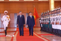 Tổng Bí thư, Chủ tịch nước Tô Lâm và Nhà vua Thái Lan Maha Vajiralongkorn Phra Vajiraklaochaoyuhua duyệt Đội danh dự Quân đội Nhân dân Việt Nam. (Ảnh: Văn Điệp/TTXVN)