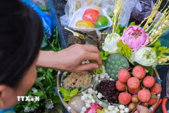 Sắp lễ cho ngày tết Đoan Ngọ. (Ảnh: Khánh Hoà/TTXVN)