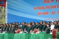 Đại tướng Phan Văn Giang, Đại tướng Khamliang Outhakaysone và Đại tướng Tea Seiha dự Diễn tập. (Nguồn: Báo Quân đội Nhân dân)