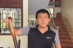 Ông Dương Văn H. bị tạm đình chỉ công tác 15 ngày. (Ảnh cắt từ clip trên mạng xã hội)