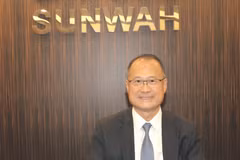 Tiến sỹ Jonathan Choi - Chủ tịch Tập đoàn Sunwah (Hong Kong), Chủ tịch Phòng Thương mại Trung Quốc tại Hong Kong, Chủ tịch Tập đoàn VinaCapital (Việt Nam) trả lời phỏng vấn. (Ảnh: Xuân Vịnh/TTXVN)