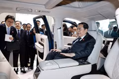 Chủ tịch Quốc hội Trần Thanh Mẫn tham quan khu trưng bày sản phẩm xe điện Xiaomi và giới thiệu các công nghệ chính của Siêu nhà máy xe điện Xiaomi tại Khu kinh tế Diệc Trang. (Ảnh: Doãn Tấn/TTXVN)