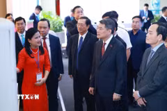 Thủ tướng Lê Minh Hưng tham quan trưng bày sản phẩm nghiên cứu, sáng tạo của Đại học Quốc gia Thành phố Hồ Chí Minh năm 2026. (Ảnh: Dương Giang/TTXVN)