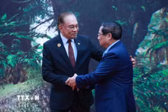 Thủ tướng Malaysia Anwar Ibrahim, Chủ tịch ASEAN 2025 đón Thủ tướng Phạm Minh Chính tham dự Hội nghị Cấp cao ASEAN lần thứ 47 và các Hội nghị Cấp cao liên quan. (Ảnh: Dương Giang/TTXVN)