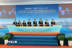 Các đại biểu thực hiện nghi thức khai trương tuyến dịch vụ Cảng Vịnh Bắc Bộ-Cảng Hải Phòng-Cảng Kolkata. (Ảnh: Hoàng Ngọc/TTXVN)