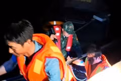 Cán bộ, chiến sỹ Đồn Biên phòng Đảo Trần khẩn trương tổ chức cứu nạn trong đêm 17/6/2026. (Ảnh: Tư liệu Đồn Biên phòng Đảo Trần)