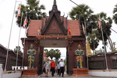 Khách tham quan chùa chùa Botumsakor (chùa Chợ, thị trấn Cầu Kè), nơi trồng cây dừa sáp đầu tiên ở Việt Nam. (Ảnh: Thanh Hòa/TTXVN)