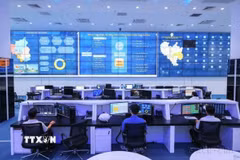 Chính phủ đặt mục tiêu đến năm 2030, Việt Nam sẽ có ít nhất 5 dự án lớn về trí tuệ nhân tạo, công nghệ bán dẫn, nhà máy thông minh và đô thị thông minh.. Trong ảnh: Trung tâm Điều hành thông minh (IOC) tỉnh Bình Dương. (Ảnh: Hoàng Hiếu/TTXVN)