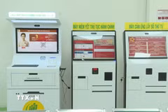 Tại Trung tâm Phục vụ hành chính công phường Bình Tân, máy niêm yết thủ tục hành chính, máy nộp thủ tục hành chính trực tuyến cho đến máy tra cứu thông tin quy hoạch… đều được bố trí để người dân có thể thực hiện các thao tác cần thiết ngay tại chỗ. (Ảnh: Hữu Duyên/TTXVN)