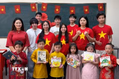 Nhóm Tuổi trẻ Việt thuộc Hội đồng Văn hóa Giáo dục Canada-Việt Nam (CVCEC) trong một buổi dạy tiếng Việt cho các thiếu nhi gốc Việt tại Toronto, Canada. (Ảnh: TTXVN phát)
