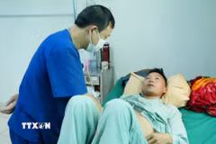 Bác sỹ thăm khám cho bệnh nhân Cứ A Sề bị ngộ độc do ăn nấm lạ. (Ảnh: Nguyễn Oanh/TTXVN)