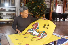 Đáp ứng nhu cầu người tiêu dùng, nghệ nhân làng nghề sáng tạo bức tranh dân gian Đông Hồ với chủ đề con ngựa ngày Tết. (Ảnh: Thanh Thương/TTXVN)