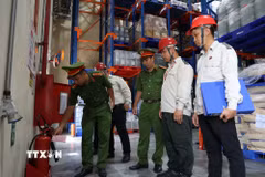 Cán bộ Đội chữa cháy và cứu nạn cứu hộ khu vực 21 kiểm tra bình chữa cháy mini trong nhà xưởng doanh nghiệp. (Ảnh: Hồng Đạt/TTXVN)