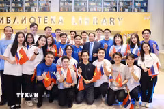 Thủ tướng Phạm Minh Chính với sinh viên Trường Đại học Quốc gia Khoa học và Công nghệ Moskva MISIS. (Ảnh: Dương Giang/TTXVN)