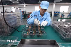 Sản xuất linh kiện điện tử. (Ảnh: Vũ Sinh/TTXVN)
