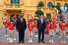 Chủ tịch nước Lương Cường và Tổng thống Nam Phi Matamela Cyril Ramaphosa với thiếu nhi Thủ đô Hà Nội. (Ảnh: Lâm Khánh/TTXVN)