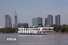 Tàu du lịch hạng sang chở khách tham quan Thành phố Hồ Chí Minh trên sông Sài Gòn. (Ảnh: Hồng Đạt/TTXVN)