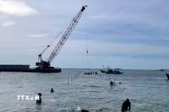 Thi công đê ngầm phá sóng phía ngoài biển Cửa Đại, thành phố Đà Nẵng. (Ảnh: TTXVN phát)