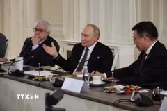Tổng thống LB Nga Vladimir Putin trả lời phỏng vấn tại cuộc gặp với Trưởng đoàn đại biểu các Hãng thông tấn OANA và đại diện cơ quan truyền thông lớn trên thế giới. (Ảnh: Quang Vinh/TTXVN)