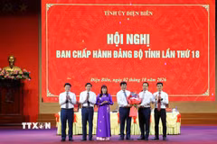 Thường trực Tỉnh ủy Điện Biên tặng hoa chúc mừng Đảng ủy Hội đồng Nhân dân tỉnh nhiệm kỳ 2025-2030. (Ảnh: Trung Kiên/TTXVN)