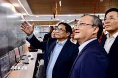 Thủ tướng Phạm Minh Chính kiểm tra công tác trực thông tin tại Đài Tiếng nói Việt Nam. (Nguồn: TTXVN)