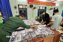 Đồn Biên phòng Bỉnh Hải (Quảng Ngãi) phát hiện và thu giữ 288 gói hàng nghi chứa chất ma túy tại bờ biển gành Nước Nhỉ. (Ảnh: TTXVN phát)